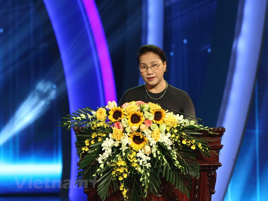 La presidenta de la Asamblea Nacional, Nguyen Thi Kim Ngan, pronuncia un discurso en la ceremonia de la entrega de los premios del concurso nacional de informaciones al exterior. La titular del órgano legislativo resalta el mejoramiento de la calidad y el incremento de la cantidad de obras candidatas, las cuales reflejan vívidamente los eventos internos y en la arena internacional de la nación en 2019 y los primeros seis meses de 2020, período en que todo el mundo encara desafíos sin precedentes como la pandemia del COVID-19, y recomienda seguir diversificando los métodos para divulgar las informaciones e intensificar la cooperación internacional (Fuente: Ta Hien/Vietnamplus)