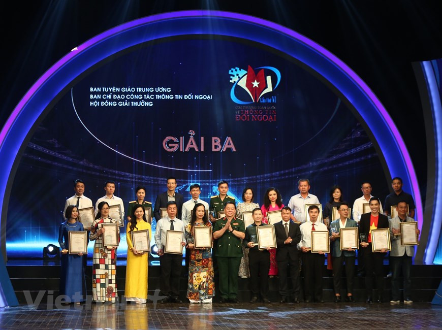 En la ocasión, el comité organizador seleccionó 175 obras ganadoras de los galardones para la edición del presente año del Premio, de ellas, 18 de primera categoría, 22 de segunda, 44 de tercera y 80 de consolación. Según datos oficiales, el Premio 2020 registró un total de mil 300 obras candidatas en 17 idiomas diferentes, incluidos artículos de autores extranjeros sobre la asociación estratégica integral Vietnam-Rusia, la ASEAN, la cuestión del Mar del Este y el combate antiepidémico. En especial, la Agencia Vietnamita de Noticias recibió 44 premios (siete de primera categoría, ocho de segunda, siete de tercera y 22 de consolación) en diferentes géneros (Fuente: Ta Hien/Vietnamplus)
