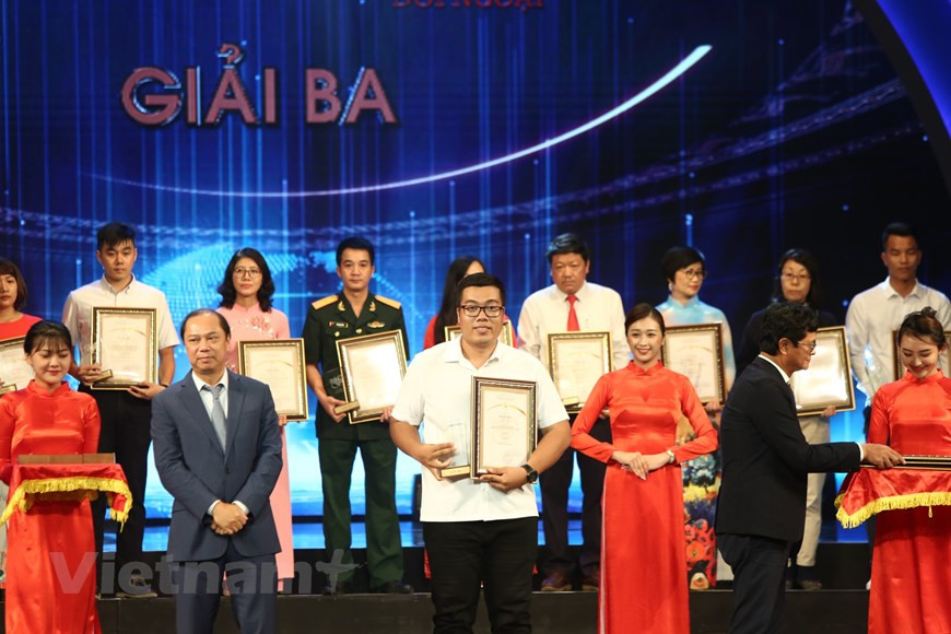 El reportero Le Minh Son, del periódico electrónico Vietnamplus de la Agencia Vietnamita de Noticias recibe el tercer premio con la obra “El Día de Vesak 2019: Mensaje sobre un mundo de paz y amor. En esta ocasión, la Agencia Vietnamita de Noticias fue distinguida con 44 premios, de ellos siete de primera categoría, ocho de segunda, siete de tercera y 22 de consolación en diferentes géneros. Esta agencia constituye uno de los órganos periodísticos líderes en términos de cantidad y calidad de los trabajos enviados al certamen nacional de Informaciones para el Exterior por varios años consecutivos (Fuente: Ta Hien/Vietnamplus)