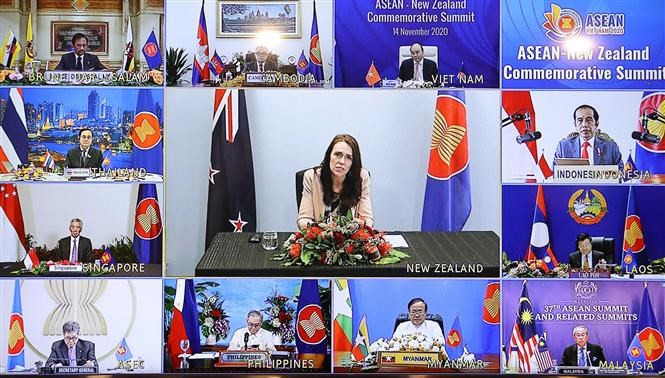 El primer ministro Nguyen Xuan Phuc, la primera ministra de Nueva Zelanda, Jacinda Ardern, y los representantes de los países miembros del bloque en la Cumbre (Foto: VNA)