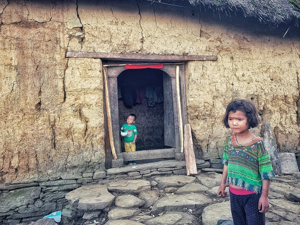 El pueblo Ha Nhi en Vietnam cuenta actualmente con más de 21 mil personas, que reside principalmente en las provincias de Lao Cai, Lai Chau y Dien Bien. En Lao Cai, el grupo étnico Ha Nhi tiene una población de más de 4.000 personas, concentrado en las aldeas y comunas de Nam Pung, Choen Then (Y Ty), A Lu, A Mu Sung, Trinh Tuong del distrito de Bat Xat. Como grupo étnico con una larga historia de residencia, un hábitat relativamente cerrado, un terreno residencial alto y complicado, el pueblo Ha Nhi en Lao Cai aún ha conservado muchos rituales tradicionales, incluido el ritual de acción de gracias al bosque sagrado "Ga Ma Do", el más grande e importante de los que celebran cada año. (Fuente: Vietnam+)