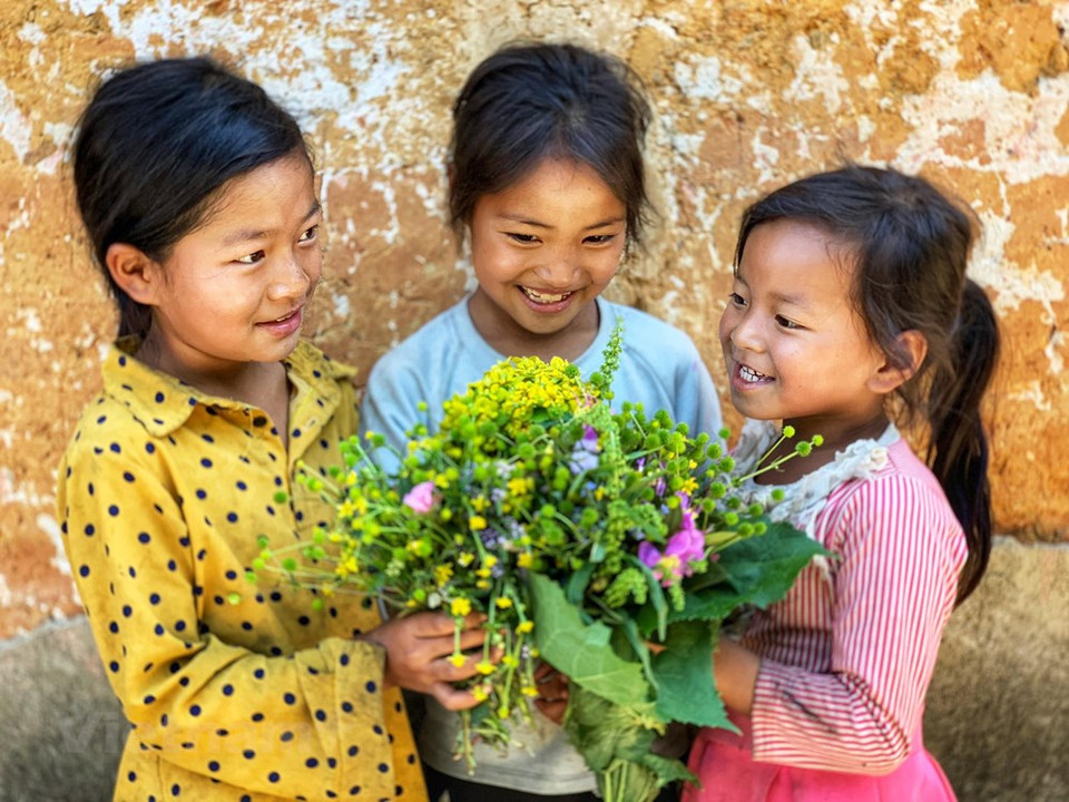 Según encuestas del Ministerio de Cultura, Deportes y Turismo de Vietnam, la aldea de Choan The figura entre las aldeas más antiguas en la comuna de Y Ty del distrito de Bat Xat, provincia norteña de Lao Cai, la cual se formó hace más de 300 años y cuenta con 57 hogares del pueblo Ha Nhi. La aldea antigua de Choan The dispone de una ubicación geográfica favorable y numerosos paisajes maravillosos, por lo que se puede convertir en un destino turístico comunitario atractivo. Además, al llegar a este lugar los turistas pueden encontrar las sonrisas de los niños angelitos locales. (Fuente: Vietnam +)