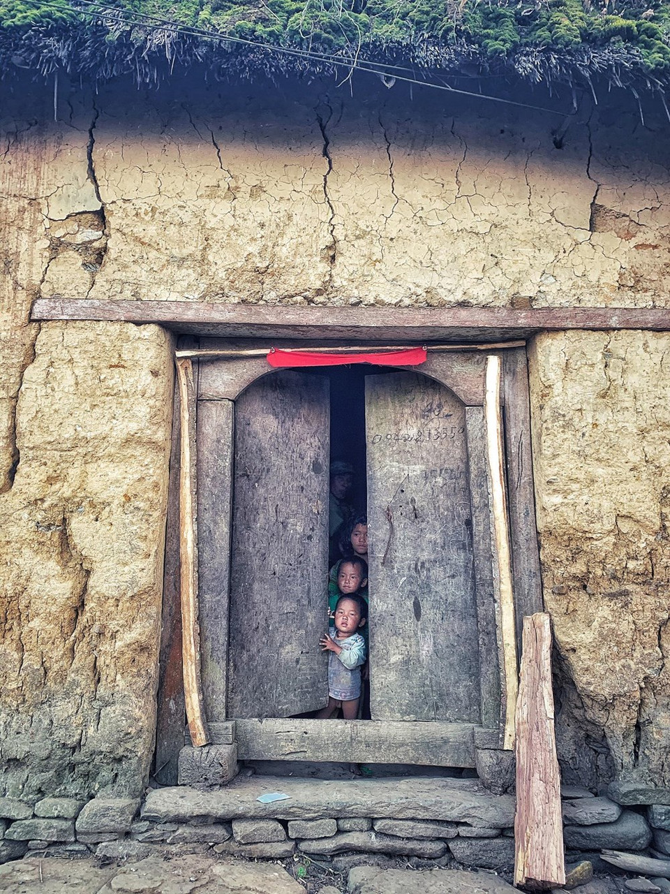 El Ministerio de Cultura, Deportes y Turismo de Vietnam señala que a su llegada a la aldea antigua de Choan The, en la comuna de Y Ty del distrito de Bat Xat, en la provincia norteña de Lao Cai, los turistas nacionales y extranjeros pueden encontrar muchos lugares atractivos como el bosque viejo Y Ty, la montaña Lao Than, el mercado Y Ty, la terraza de arroz The Pa y el puente Thien Sinh. Entre ellos destaca el mercado Y Ty, el cual se celebra únicamente el día sábado de cada semana, para vender numerosos productos esenciales de los grupos étnicos Mong, Dao, Giay y Ha Nhi. (Fuente: Vietnam+)