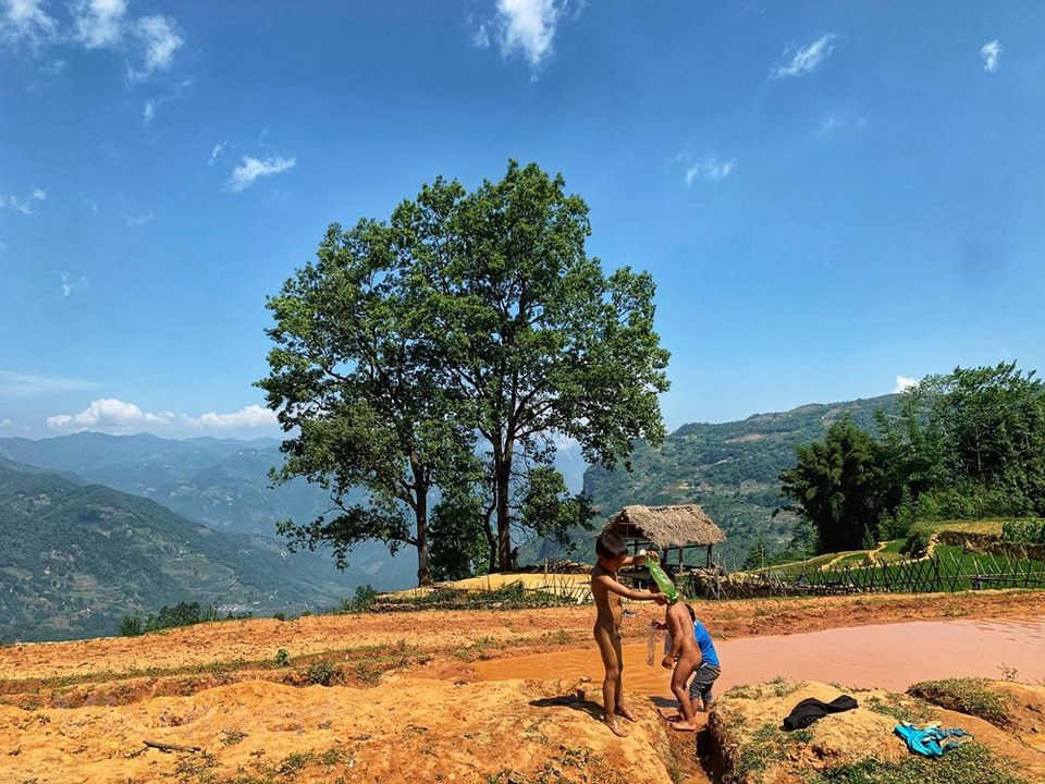 El hecho de combinar el desarrollo del turismo comunitario con la preservación de la identidad cultural para atraer a los turistas nacionales y extranjeros ayudó a elevar el ingreso de la población en la aldea antigua de Choan The. El Ministerio de Cultura, Deportes y Turismo de Vietnam destacó que la aldea antigua de Choan The cuenta con numerosos paisajes naturales maravillosos, particularmente el parque Choen Then, donde los turistas pueden “cazar” las nubes y contemplar las bellas terrazas de arroz. El parque también es la tierra espiritual del pueblo Ha Nhi negro, donde los niños se reúnen para jugar y los campesinos se relajan después de trabajar en los campos. (Fuente: Vietnam+)