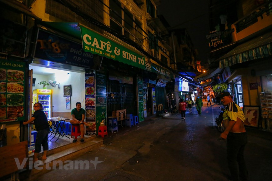 La calle Ta Hien es famosa por sus restaurantes, bares y pubs para visitantes extranjeros, por lo que corre el alto riesgo de infección. Especialmente, el verano en Hanoi es extremadamente caluroso y húmedo, esa es la razón por la cual la gente elige la cerveza fría como bebida favorita, cuanto más caliente es, más concurrida está la calle Ta Hien. Cada tarde, los viajeros extranjeros y los lugareños se reúnen en un rincón escondido y se deleitan con una taza de cerveza helada con algunos bocadillos, charlan con amigos después de un duro día de trabajo. Otros turistas extranjeros quieren sentarse en este rincón y observar la vida cotidiana y también el encantador desorden de Hanoi. (Fuente: Vietnam+)