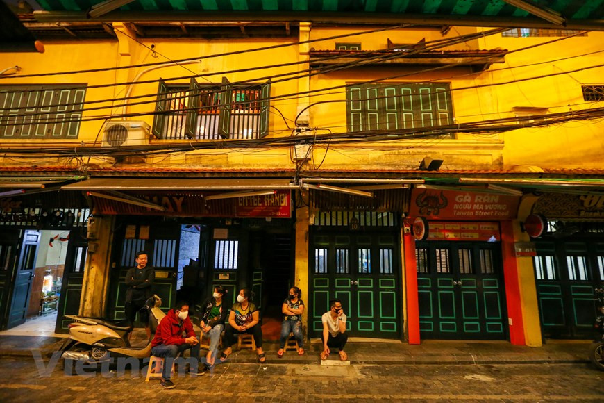 Los dueños de las tiendas están preocupados por la evolución de la pandemia y se preguntan cuándo la enfermedad llega a su fin. Un hotel en la calle Ma May prohíbe a sus empleados discriminar a los viajeros procedentes de los países infectados. Los trabajadores informan frecuentemente a los clientes sobre las medidas preventivas y los sitios con alto riesgo de contagio. Asimismo, un alojamiento familiar en Ly Quoc Su pide a sus trabajadores actuar con profesionalismo, de forma que tanto los clientes normales como los sometidos a cuarentena no se sientan discriminados. Algunos establecimientos redujeron los precios a los viajeros extranjeros en cuarentena. (Fuente: Vietnam+)