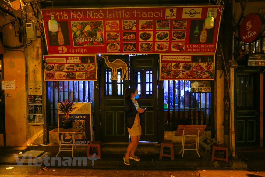 El cierre temporal de los restaurantes, clubes nocturnos y bares en la calle Ta Hien se considera muy necesario para evitar la propagación del COVID-19. Para proteger a los viajeros, el sector turístico de Hanoi ha actuado de forma proactiva en la esterilización de los destinos, vehículos de transporte y establecimientos de hospedaje, así como en el suministro gratuito de mascarillas sanitarias y desinfectantes de manos. Al mismo tiempo, los hanoyenses, como los anfitriones hospitalarios y respetuosos que son, se esfuerzan para ofrecer experiencias agradables a los visitantes en estos momentos difíciles. Numerosos turistas llevan mascarillas sanitarias, y dicen que al llegar a Hanoi, reciben de los hoteles y agencias de viajes nasobucos e instrucciones preventivas. (Fuente: Vietnam+)