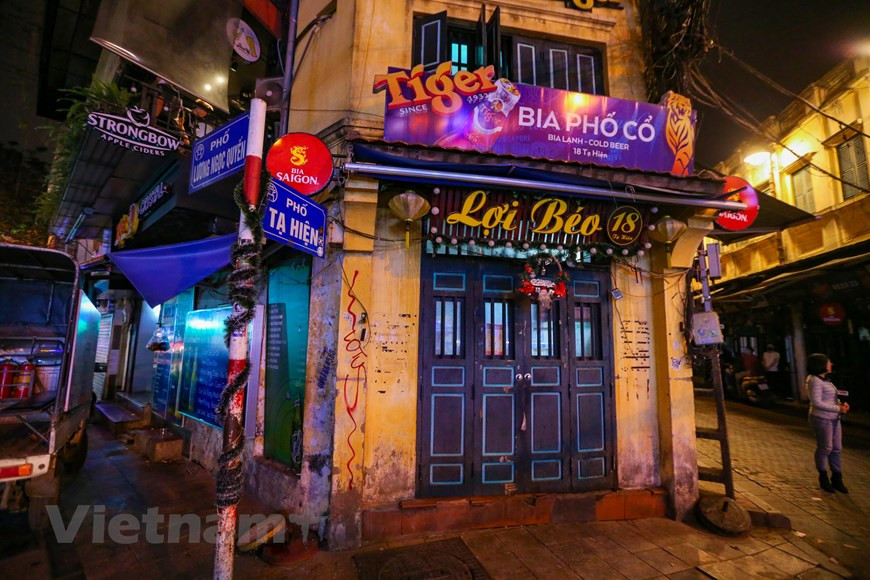 En la noche del 14 de marzo, una serie de tiendas en las calles Ta Hien, Luong Ngoc Quyen y Ma May cierran sus puertas, según la dirección del presidente del Comité Popular de Hanoi, Nguyen Duc Chung, en una sesión del Comité Directivo municipal sobre la lucha contra el COVID-19. El funcionario pide a los hoteles y otras instalaciones de alojamiento brindar información sobre sus clientes, especialmente aquellos de las zonas afectadas por la epidemia a partir del 1 de marzo, para que las autoridades sanitarias sigan de cerca mejor la situación de la epidemia y adoptar medidas necesarias para frenar el contagio del virus. (Fuente: Vietnam+)