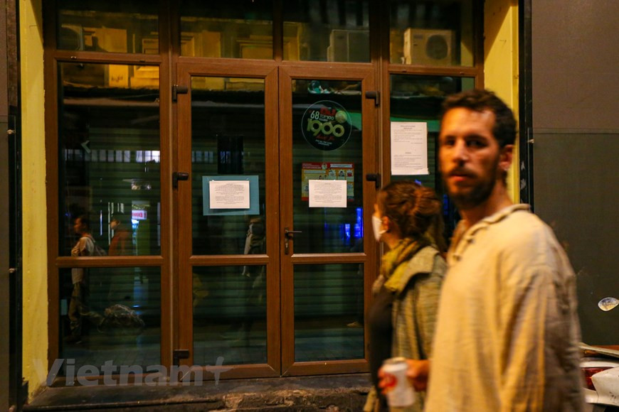 Muchos restaurantes cierran temporalmente y colocan carteles en vietnamita e inglés para informar a los visitantes. Mientras, varios sitios turísticos en Hanoi permanecen vacíos por el cierre temporal para evitar el contagio del COVID-19. Desde el 7 de marzo cuando Vietnam registró el caso número 17, sin contar los 16 pacientes en el primer período, el país confirma en la actualidad 137 personas que dieron positivo al virus, de ellas 86 fueron puestas en cuarentena inmediatamente luego de su entrada en el país, mientras el resto fue infectado por la transmisión comunitaria. Vietnam cuenta con cuatro formas de aislamiento, en las zonas de cuarentena concentrada del ejército, en los centros médicos, en áreas residenciales y en domicilios. (Fuente: Vietnam+)