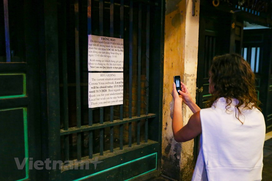 Muchos restaurantes, bares y clubes nocturnos deben que cerrar sus puertas temporalmente y colocan carteles en vietnamita e inglés para informar a los visitantes. Mientras, varios sitios turísticos en Hanoi permanecen vacíos por el cierre temporal para evitar el contagio del COVID-19. Desde el 7 de marzo cuando Vietnam registró el caso número 17, sin contar los 16 pacientes en el primer período, el país confirma en la actualidad 137 personas que dieron positivo al virus, de ellas 86 fueron puestas en cuarentena inmediatamente luego de su entrada en el país, mientras el resto fue infectado por la transmisión comunitaria. Vietnam cuenta con cuatro formas de aislamiento, en las zonas de cuarentena concentrada del ejército, en los centros médicos, en áreas residenciales y en domicilios. (Fuente: Vietnam+)