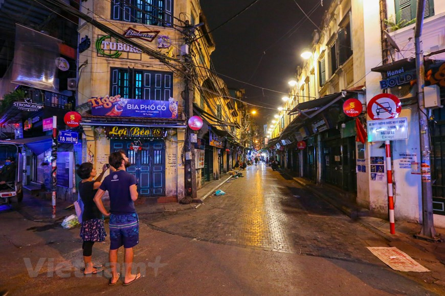 Ante la situación de la pandemia del COVID-19, autoridades de Hanoi exigen la suspensión de bares, karaokes, sitios turísticos e históricos hasta finales de marzo. La decisión sorprende a muchos turistas, especialmente los extranjeros, quienes pasan todos los días explorando las calles de la capital milenaria. Situada en el corazón del casco antiguo de Hanoi, la calle Ta Hien es llamada "Pho Tay" o "calle de extranjeros", donde reina siempre un ambiente animado y atractivo que le imponen turistas foráneos y jóvenes capitalinos. Con una longitud de sólo 200 metros, Ta Hien tenía el nombre de Géraud durante la dominación francesa. (Fuente: Vietnam+)