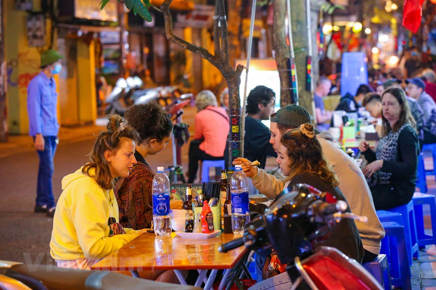 En la calle Ma May, el número de turistas aquí durante el fin de semana sigue siendo constante, pero no tan abarrotado como se esperaba. Una visita obligada para cualquier visitante por primera vez a Hanoi, la encrucijada de Bia Hoi es considerado el lugar de vida nocturna por excelencia en Hanoi. Abierto durante todo el día y hasta altas horas de la noche, el siempre bullicioso Edén de la cerveza está ubicado en la esquina de las calles Ta Hien y Luong Ngoc Quyen en el casco antiguo de Hanoi, donde se puede ver a cientos de personas sentadas en taburetes de plástico con una pinta de “bia hoi” en la mano. (Fuente: Vietnam+)