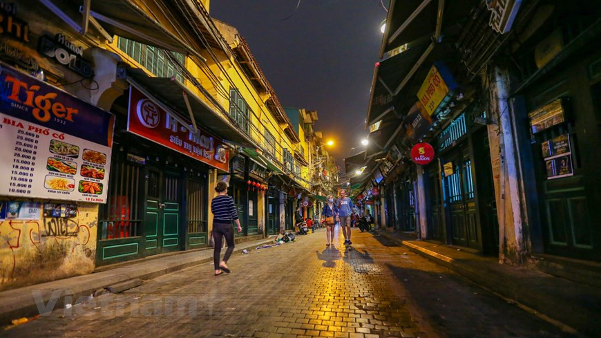 Muchos viajeros extranjeros se sorprenden porque se trata de un destino turístico popular de Hanoi, con su belleza arquitectónica, la originalidad de su ritmo de vida y típicas actividades de rutina. La calle Ta Hien hoy en día es cada vez más atractiva para mochileros de países a países de todo el mundo. Y a diferencia del casco antiguo, por la noche la calle Ta Hien es más bulliciosa, por lo que no te importa el tiempo. Además, la risa alegre y floreciente con el apretón de manos cordial es suficientemente buena para crear una belleza cultural en la encrucijada internacional. Mejor aún, si los turistas están de acuerdo, la compañía de trovadores está lista para actuar. (Fuente: Vietnam+)