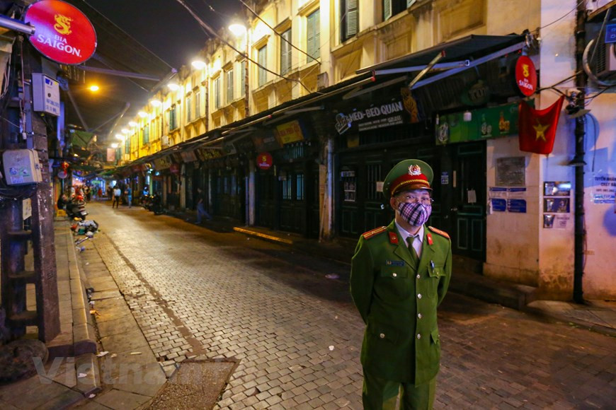 Después de la dirección del Comité Popular de Hanoi, las tiendas en la calle Ta Hien suspenden temporalmente sus actividades. Situada en el corazón del casco antiguo de Hanoi, la calle Ta Hien es llamada "Pho Tay" o "calle de extranjeros", donde reina siempre un ambiente animado y atractivo que le imponen turistas foráneos y jóvenes capitalinos. Con una longitud de sólo 200 metros, Ta Hien tenía el nombre de Géraud durante la dominación francesa. Hoy en día se puede encontrar en este callejón casas de estilo colonial y arquitectura única con kioscos de la artesanía. Sobresalen las tiendas de sellos, relojes y discos. (Fuente: Vietnam+)