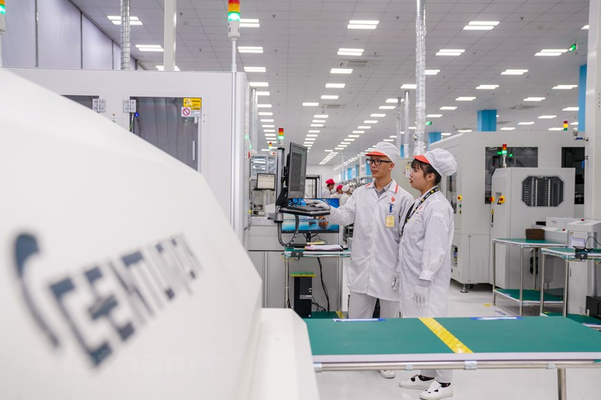 Según expertos, el acontecimiento afirma la capacidad de diseño y manufactura de las empresas nacionales y abre para los usuarios vietnamitas la oportunidad de acceder pronto a los productos tecnológicos de clase mundial. Vsmart Aris 5G es el fruto de la colaboración entre VinSmart y la multinacional estadounidense Qualcomm. Se destaca por varias características, incluyendo la conectividad a la red 5G Sub 6 GHz y el chip de seguridad Quantis QRNG desarrollado por esa compañía vietnamita y la suiza IDQ. El nacimiento del mencionado móvil creará la confianza en que Vietnam pueda unirse a la fila de los países líderes en la red 5G, así como evidencia que la nación se está apresurando en la Cuarta Revolución Industria. (Fuente:Vietnamplus)