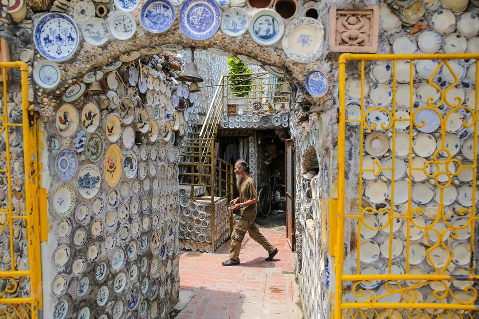 La casa tiene más de 40 metros cuadrados de ancho con muchas obras auxiliares ubicadas en un terreno de más de 100 metros cuadrados decorada con miles de antigüedades y construida por el señor Truong durante décadas. (Fuente: Vietnam+)