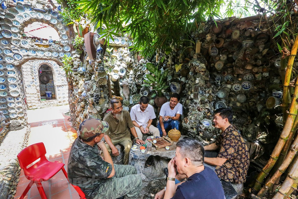 La casa de Truong siempre está llena de amigos, visitantes y amantes de las antigüedades (Fuente: Vietnam+)
