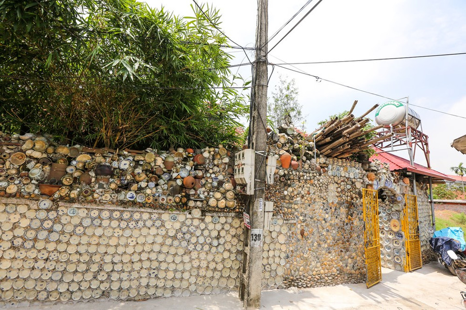 Al llegar a la aldea de Son Kien y preguntar por el “loco” Truong, todo el mundo le conoce, pues tiene una casa hecha con miles de antigüedades, que se puede ver desde lejos. (Fuente: Vietnam+)