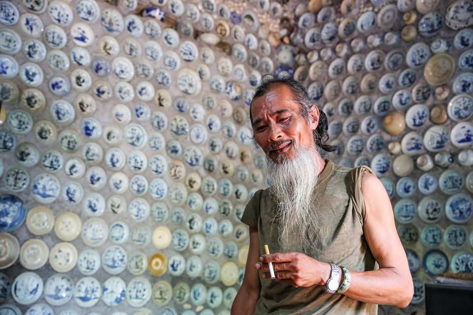 En el mundo de los amantes de las antigüedades, casi nadie es más “loco” que el señor Nguyen Van Truong, poblador de la aldea de Son Kien, comuna de Chan Hung, distrito de Vinh Tuong, quien empotra todos los objetos antiguos comprados en las paredes de su vivienda. (Fuente: Vietnam+)