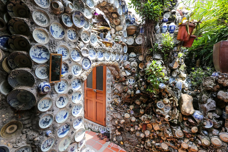 Dice Truong: Yo amo a las antigüedades desde el año 1986, sin embargo, hasta 1991 no pudo comprar las primeras. Y desde 1996 hasta la fecha, he empotrado todas en las paredes de mi casa (Fuente: Vietnam+)