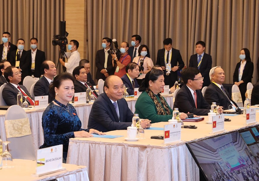 La presidenta de la Asamblea Nacional de Vietnam (AN) y de AIPA-41, Nguyen Thi Kim Ngan; el primer ministro y presidente de ASEAN 2020, Nguyen Xuan Phuc y otros dirigentes del Partido, Estado participan en el acto inaugural, Fuente: VNA