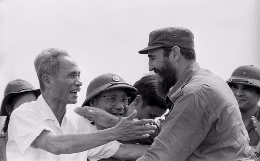 El primer ministro de Vietnam, Pham Van Dong, da la bienvenida a Fidel Castro durante su visita a la zona liberada de Vietnam del Sur en Quang Tri en 1973. (Foto: Archivo de la VNA)