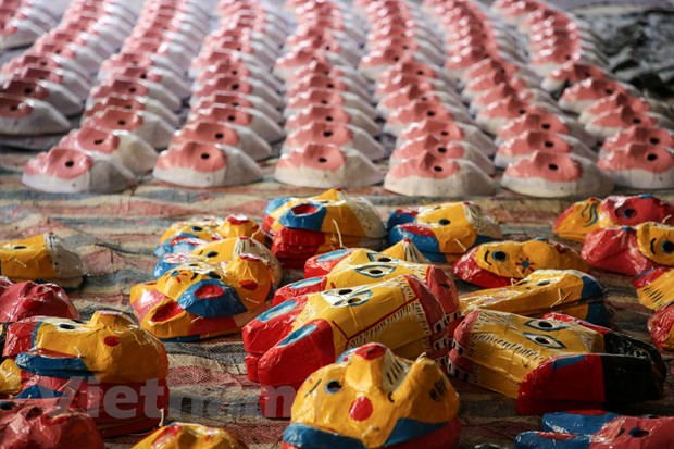En los últimos años, tanto los vietnamitas como los turistas extranjeros prefieren los productos tradicionales debido a su diversidad. Especialmente, los juguetes fabricados en cartón y pegamento no son tóxicos y resultan amigables con el medio ambiente. La producción de máscaras de cartulina y cabezas de león hechas con cartón ha aparecido en la aldea de oficio tradicional de Ong Hao con el fin de satisfacer la demanda del mercado en los últimos años. En promedio, un artista puede dibujar cada día alrededor de 80 máscaras de cartulina, cada una de las cuales está hecha a partir de un molde de cemento diferente. (Foto: Vietnamplus)