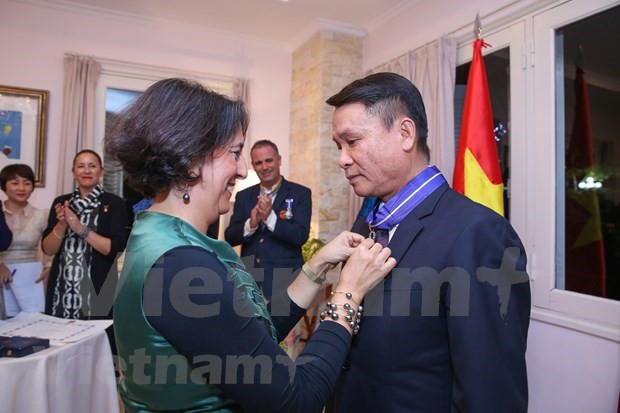 El director general de la VNA, Nguyen Duc Loi, recibe la Orden del Mérito Civil otorgada por el Rey de España. (Fuente: VNA)