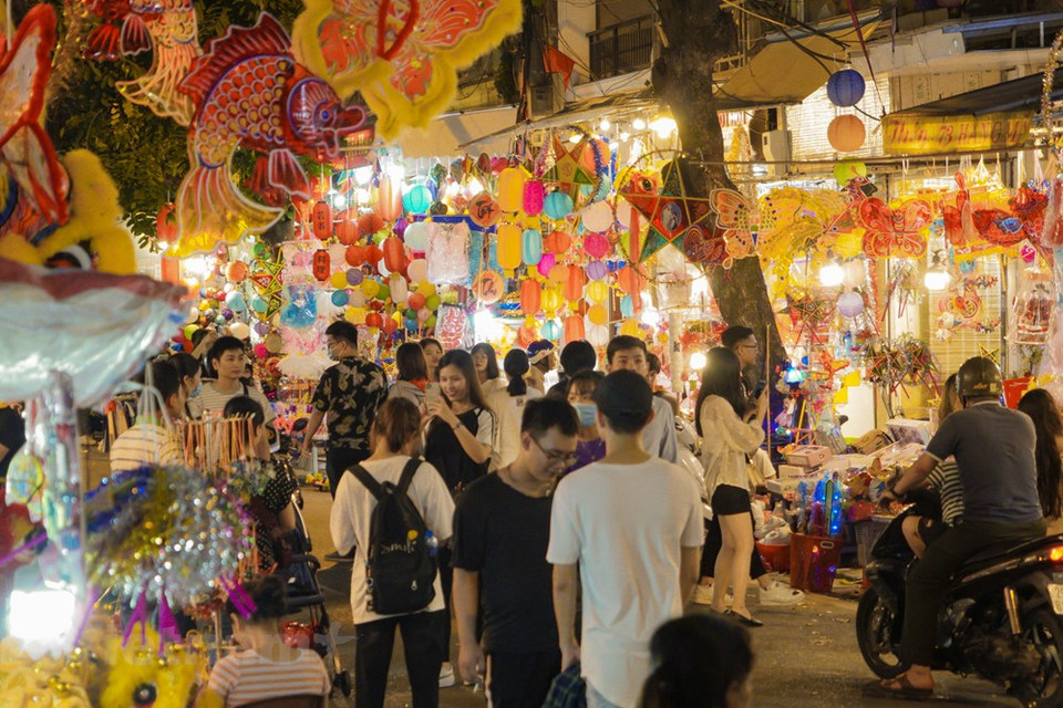 Muchas personas suelen visitar la calle de Hang Ma una o dos semanas antes del Festival del Medio Otoño para observar el colorido escenario y elegir artículos adecuados. (Foto: Minh Hieu / Vietnam +)