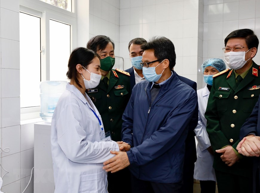 El vicepremier Duc Dam visita a los voluntarios. (Fuente: VNA)