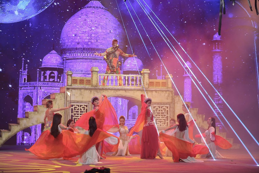 La edición de este año de“Gap Nhau Cuoi Nam” presentará diversas actuaciones que van desde la comedia, canto hasta bailes tradicionales y contemporáneos, así como seguirá contando con la participación de algunos de los actores más importantes de la comedia en Vietnam, como Quoc Khanh, Van Dung, Quang Thang, Tu Long, Cong Ly y Xuan Bac. El programa conservará la visión cómica de los problemas en la economía y la sociedad vietnamitas durante todo el año, como lo hizo “Tao Quan”. Por tal motivo, los espectadores todavía tendrán la oportunidad de reirse con los cantos sarcásticos y pasar un buen momento en la víspera del fin del Año Nuevo Lunar. (Foto: Vietnam +)