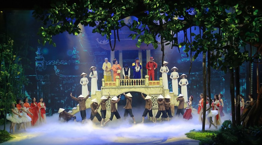 El último día, la gente a menudo se queda en casa, por lo que en casi todas las calles disminuye el número de transeúntes. Solamente los barrenderos siguen trabajando para que las calles estén más limpias en el Tet. Las personas se reúnen en la ocasión para ver el programa satírico del fin del año en espera a la llegada de la medianoche. El Tet llega a todas las familias cuando el reloj marca las doce de la noche. En la atmósfera espiritual de la primavera, se sienten felices, se estrechan las manos e intercambian saludos en celebración del Año Nuevo Lunar (Foto: Vietnam+)