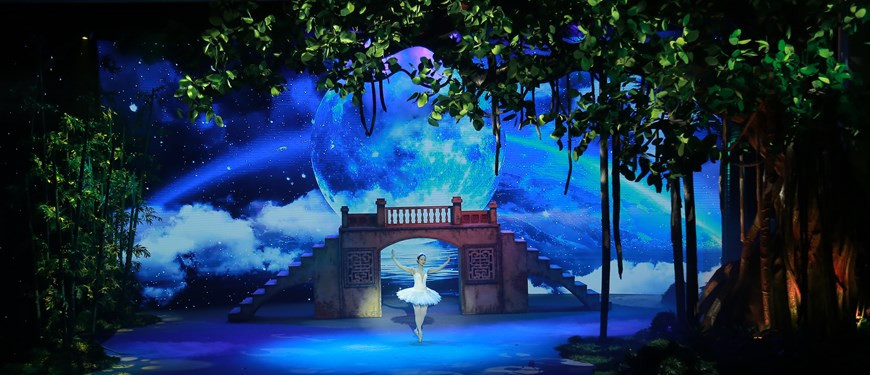 “Gap Nhau Cuoi Nam” fue emitido por primera vez en 2003 por la Televisión de Vietnam, conocida ahora como el Centro de Telefilme de Vietnam (VFC), y acaparó inmediatamente la atención del público nacional. El programa original fue un número especial del famoso show de comedia “Gap Nhau Cuoi Tuan” (Encuentro en fin de semana), mientras que “Tao Quan” era solo una parodia del último espectáculo. Desde 2004 hasta 2019, todo el contenido de “Gap Nhau Cuoi Nam” se sumergió al de “Tao Quan”. En 2007, la transmisión de “Gap Nhau Cuoi Nam” continuó a pesar de que el programa “Gap Nhau Cuoi Tuan” fue suspendido. (Foto: Vietnam+)