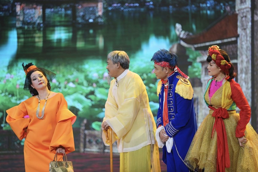 Este año, el espectáculo “Gap Nhau Cuoi Nam” entretendrá a la audiencia a las 20:00 (hora local) del 24 de enero (último día del Año Lunar) con un formato completamente nuevo. Aún así, el show resumirá los problemas que se presentaron en la sociedad vietnamita durante todo el año, desde las buenas actuaciones hasta lo malo, la burocracia y corrupción, todo se presentará en una comedia interpretada por los mejores artistas del país. La información fue anunciada por el Centro de Telefilme de Vietnam (VFC) durante una conferencia de prensa, efectuada en la capital vietnamita el 22 de noviembre del año pasado. (Foto: Vietnam+)