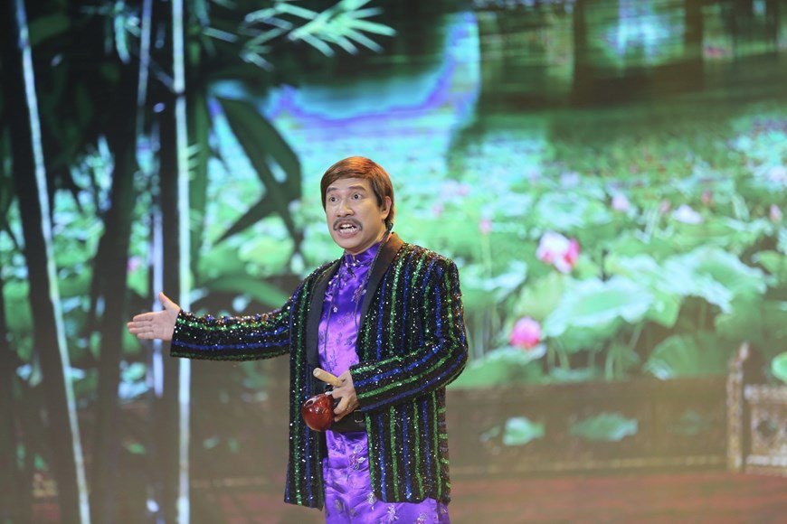 El comediante Quang Thang interpretará el papel de Mo, una persona que anuncia grandes eventos en las aldeas norteñas de Vietnam en el pasado. Bajo ese rol, el actor presentará los temas sociales candentes de una manera divertida. El artista Quang Thang (nombre completo: Dang Quang Thang, 1968) ha sido un rostro familiar en los programas satíricos vietnamitas. Es especialmente conocido por su papel de "Tao Kinh Te" (Dios de cocina a cargo de los asuntos económicos) en el programa “Tao Quan”. También actúa en varias series de televisión y trabaja como presentador de televisión. En 2015, fue galardonado con el título nacional de Artista Meritorio (Foto: Vietnam+)