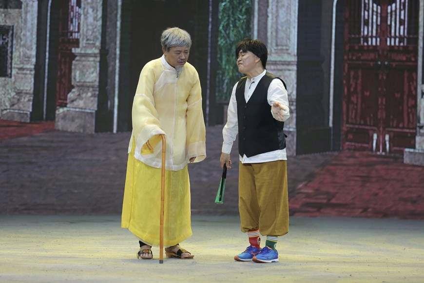 El actor Quoc Khanh (I) interpretará el papel del anciano Hac (Lao Hac), personaje del homónimo cuento del difunto escritor Nam Cao. El artista Quoc Khanh (nombre completo: Nguyen Quoc Khanh, 1962), un rostro familiar en los programas de comedia y el cine vietnamitas, comenzó su carrera como actor desde 1982 después de graduarse de la primera clase de actuación en el Teatro Nacional de Drama de Vietnam. Desempeñó el papel característico del Emperador de Jade en el programa "Tao Quan" durante muchos años con aplomo. Se espera que su nuevo papel en el programa "Gap Nhau Cuoi Nam" de este año brinde momentos inolvidables para las familias vietnamitas (Foto: Vietnam+)