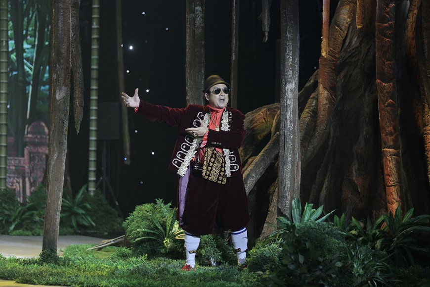 El artista Chi Trung (nombre completo: Pham Chi Trung, 1961) interpretará el papel de un ingenioso propagadista que visita la aldea de Vu Dai para ayudar a los pobladores a actualizarse con los nuevos avances en la sociedad y promover su localidad. Chi Trung es especialmente conocido por su papel de "Tao Giao Thong" (Dios de cocina a cargo de los asuntos de transporte) en el programa anual de “Tao Quan”. También actúa en varias series de televisión y películas, así como trabaja como presentador para numerosos programas en Vietnam. En 1997, fue galardonado con el título nacional de Artista Meritorio. (Foto: Vietnam+)