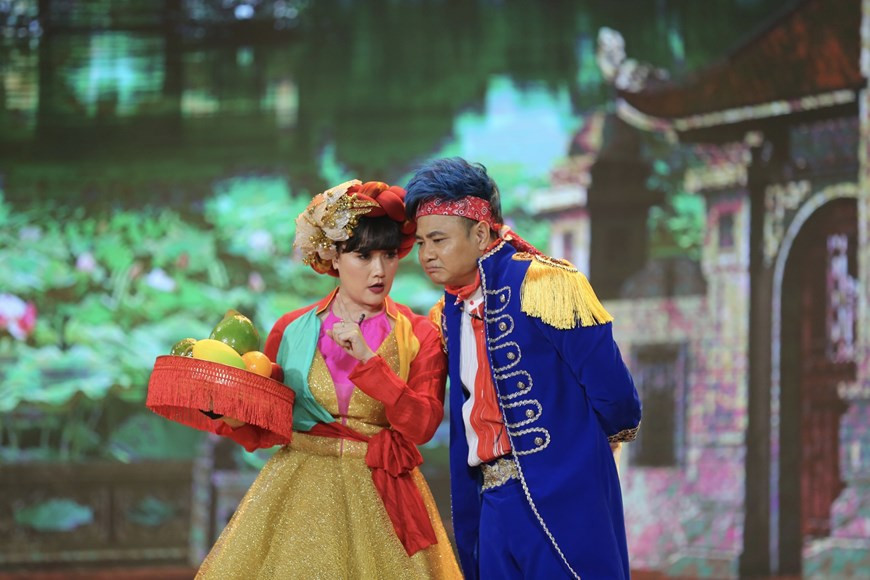 Los personajes literarios vietnamitas se reúnen en la aldea Vu Dai "moderna" y se esfuerzan por desarrollar el turismo y la economía. Además de los beneficios económicos, el desarrollo también atrae vicios y disturbios sociales. Los problemas que los aldeanos de Vu Dai deben enfrentar durante el programa también son los problemas reales de la economía y la sociedad vietnamitas en lo que va del año. Todos esos asuntos serán retratados a través de una vista cómica por renombrados comediantes nacionales, tales como Chi Trung, Quoc Khanh, Van Dung, Quang Thang, Tu Long, Cong Ly, Xuan Bac y Xuan Hinh, entre otros. (Foto: Vietnam+)