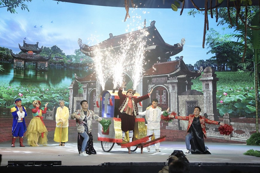 Los pobladores de Vu Dai son los personajes de obras literarias y teatrales vietnamitas famosas, tales como Lao Hac, Thi Mau, Thi No, Chi Pheo, Pho Doan, y Mo, entre otros. Cada personaje, con sus propias características, aparece en el cuento satírico que refleja la realidad social, donde las personas buscan cambiar los valores tradicionales y culturales por los intereses económicos. La transmisión del programa "Gap Nhau Cuoi Nam" constituye una ocasión para que los miembros de las familias vietnamitas se reúnan en la nochevieja, y disfruten de la ocasión con las actuaciones satíricas interpretadas por los actores más famosos del país (Foto: Vietnam+)