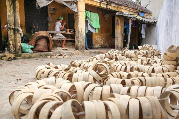 Según el productor de tambores señor Linh: “He trabajado en esta profesión durante más de 20 años, esta labor no es muy dura para aquellos que tienen pasión. De lo contrario, sin entusiasmo, se encontrará el trabajo aburrido, por lo que es fácil dejarlo. Para hacer un tambor, se elige el tipo de madera de yaca, pero principalmente se usa madera de tilo, porque la suavidad de la madera será más fácil de utilizar. En promedio cada día, puedo hacer una docena de productos. Cada juguete folclórico conlleva una historia educativa ligada con una determinada alusión literaria, esperamos que mediante ellos la infancia pueda percibir la cultura tradicional del pueblo, (Foto: Vietnam +)