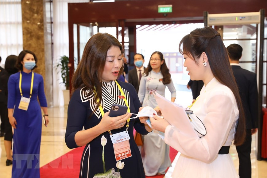 Los delegados participantes utilizan mascarillas en el acto inaugural de AIPA-41 en Hanoi (Fuente: Van Diep / VNA)