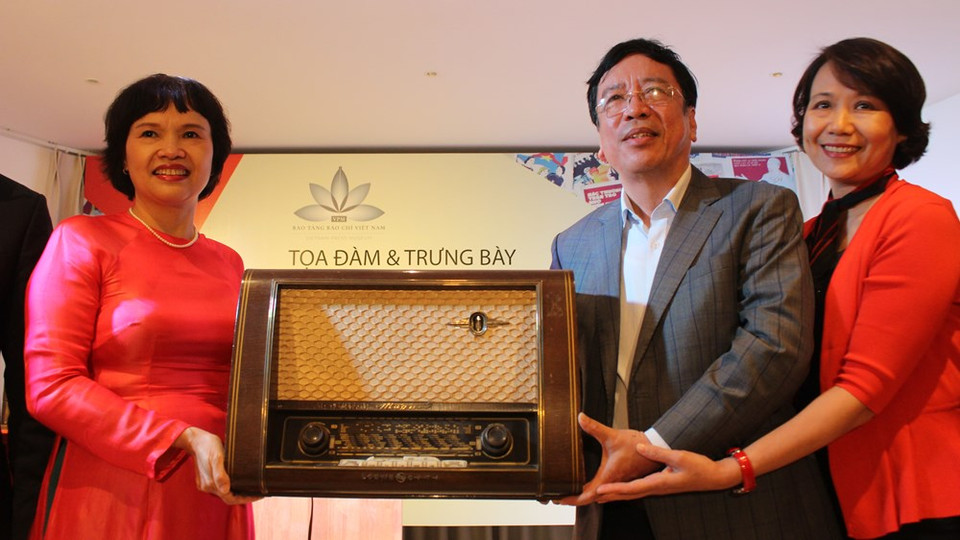 De izquierda a derecha en la foto: la viceprofesora Dang Thi Thu Huong, el periodista Tran Dang Tien y su esposa. Según Dang Tien, la organización de esta exhibición le tiene en la mente desde hace tiempo y también es su deseo de coleccionar carteles para sus hijos y nietos. Además de los mil 10 pósteres que obsequió al Museo de la Prensa de Vietnam, el periodista Dang Tien también otorgó otros objetos antiguos para ese centro expositivo. La muestra tiene como objetivos transmitir al público las bellezas culturales y tradicionales de más de mil años de Thang Long, así como los patrimonios culturales legados por los antepasados que se han convertido en activos invaluables para las generaciones de hoy (Foto: Minh Anh / Vietnam +)