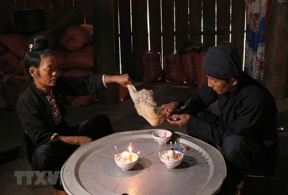 El chamán prepara los objetos para los rituales espirituales. (Foto: Nguyen Xuan Tien / VNA)