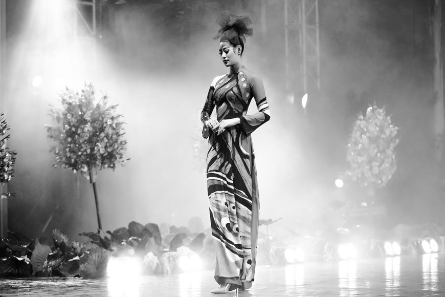 El acto inaugural marca el inicio de una serie de actividades destinadas a honrar los valores culturales tradicionales de la nación, especialmente el “Ao Dai”, un patrimonio peculiar que simboliza la belleza y elegancia de las mujeres vietnamitas. El Miss Nguyen Tran Khanh Van asistió al programa inaugural del festival como embajadora de imagen y también tuvo una actuación atractiva. Junto con las otras embajadoras, Khanh Van apareció radiante en el escenario. Al intervenir en el evento, el presidente del Comité Popular de Ciudad Ho Chi Minh, Nguyen Thanh Phong, afirmó que este se ha convertido en una marca prestigiosa del turismo local en la región y el mundo. (Fuente: Vietnamplus)