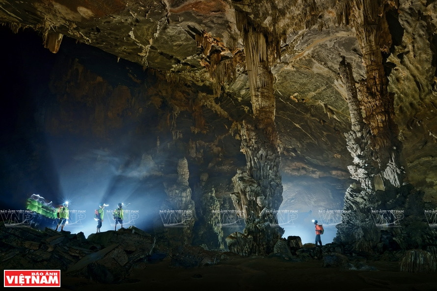 Las impresionantes estalactitas de la cueva Tien cautivan la atención de los turistas. (Fuente:VNA)