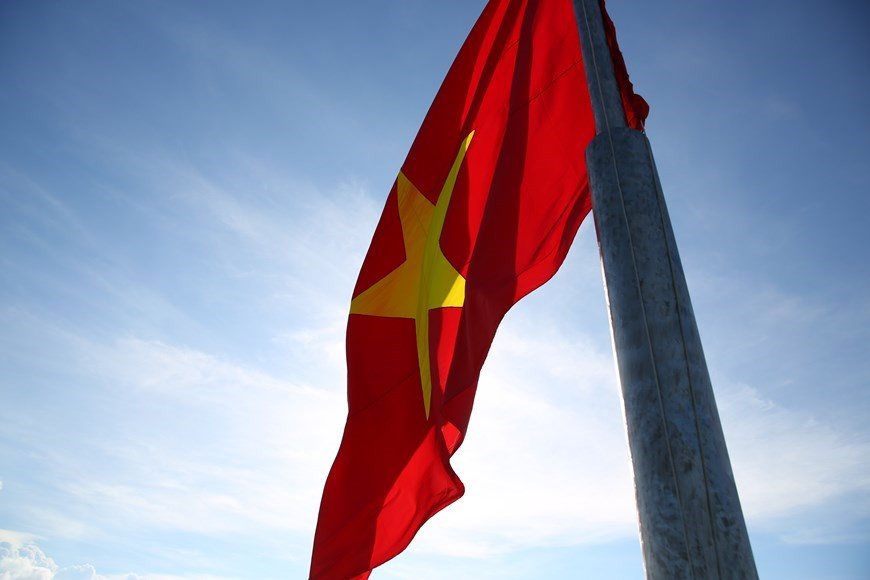 La bandera sagrada ondea en la cima e Thoi Loi. Las actividades en la cima de Thoi Loi de la isla de Ly Son contribuyen a fomentar y educar el patriotismo y el orgullo nacional en los jóvenes, los soldados y los pobladores vietnamitas, así como promover la gran unidad del país en la construcción y defensa de la patria en la actualidad. También tienen como objetivo ratificar la determinación de protección de la sagrada soberanía y construcción de la patria vietnamita en los territorios de Hoang Sa (Paracel) y Truong Sa (Spratly) en el Mar del Este. (Foto: Vietnam +)