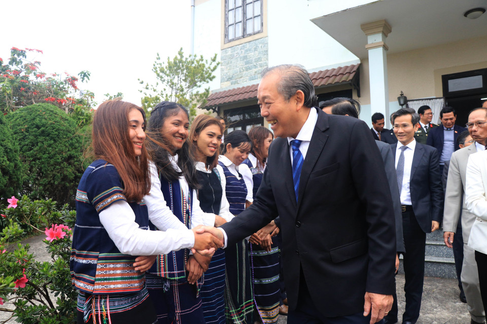 El viceprimer ministro Truong Hoa Binh visita la Iglesia Evangélica de Vietnam (del sur del país), donde resalta los aportes de los pastores, dignatarios y seguidores a los éxitos del país indochino en 2020, que le valen el reconocimiento de la comunidad internacional. (Fuente:VNA)