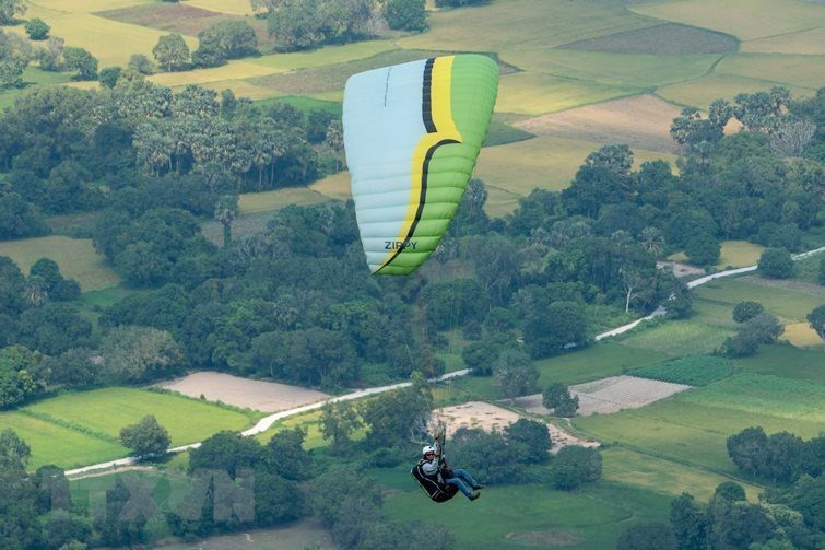 Piloto explora la belleza natural de Bay Nui (Fuente: VNA)