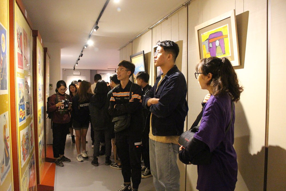 La exposición de pósteres conmemorativos por el 1010 aniversario de la fundación de la capital antigua Thang Long atrae la atención especial de los jóvenes en términos de arte y sentimiento memorable sobre los tiempos pasados, en los cuales a pesar de que la vida de los pobladores vietnamitas fue difícil, la vida no era tan ajetreada como en la época actual. La exhibición ayuda a los visitantes a repasar cómo era la vida de los pobladores vietnamitas en “el período de subvención” y comprender más acerca de la lucha pasada por la independencia y liberación nacional, así como los logros de Hanoi en la etapa de la Renovación y sus progresos en la integración internacional (Foto: Minh Anh/Vietnam+)