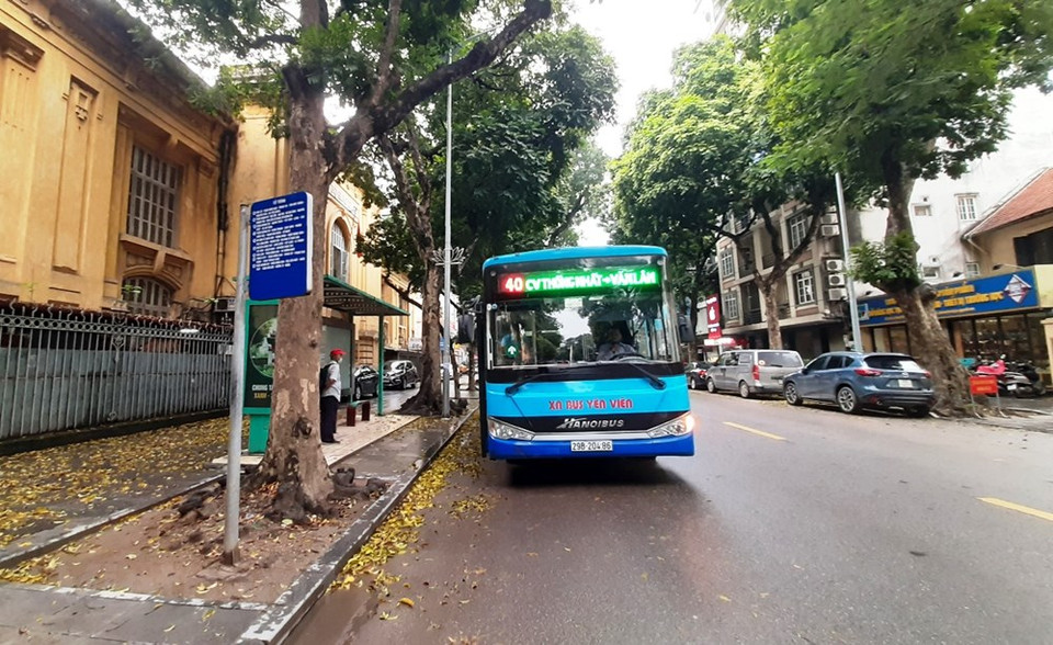 Después de una etapa larga de suspensión, el día 23 de abril es el primer día que la red de autobuses de la ciudad de Hanoi reanuda sus actividades con el 100 por ciento de su capacidad, sin embargo, la mayoría de los ómnibus se encuentra vacío, debido a la ausencia de los pasajeros. Según el requisito del Departamento del Transporte de Hanoi, todas las unidades proveedores de servicios de autobuses deben cumplir las medidas sanitarias contra la pandemia COVID- 19, especialmente el uso de la mascarilla y la medición de la temperatura corporal humana, con vista a evitar el contagio comunitario de la enfermedad en la urbe. (Fuente:Vietnam+)